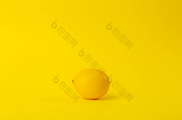 夏天和维生素的背景。 柠檬在黄色的背景上，mi