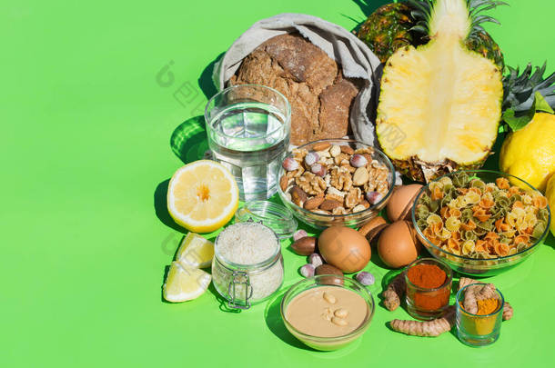 <strong>均衡营养</strong>的概念，为低紫氨酸饮食和饮食，以阻止痛风。在厨房桌子上分配健康食品配料