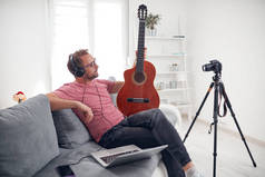 为互联网vlog网站课程制作视频课程和教程的吉他手.
