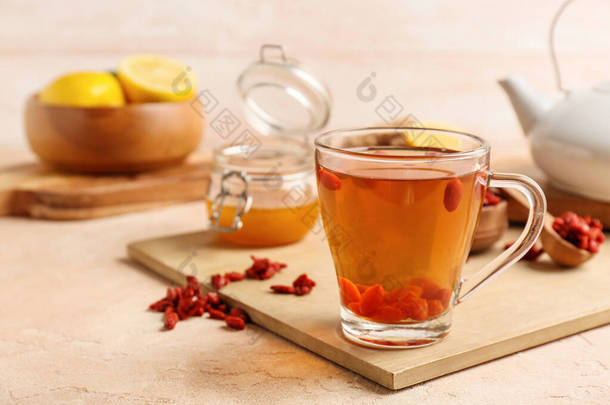 玻璃杯热茶，带有醋栗果和蜂蜜的色泽背景