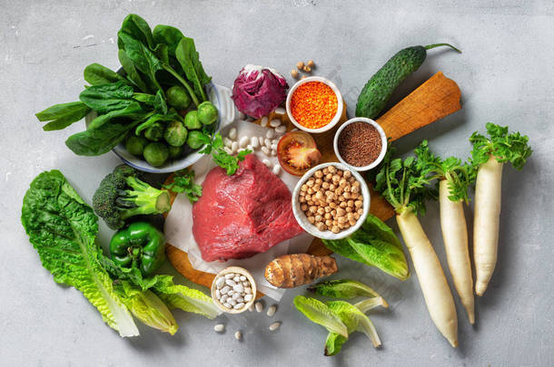 健康的饮食和<strong>均衡</strong>的营养成分：蔬菜、谷物和肉类。 营养、饮食、清洁食品概念