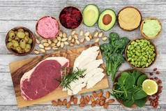 健康食品与肉类、水果、蔬菜、豆类和蘸汁相结合，促进活力、精力和健康。蛋白质、维生素、矿物质、花青素、抗氧化剂、聪明碳水化合物、蛋白质和欧米加3含量高。平躺在床上.