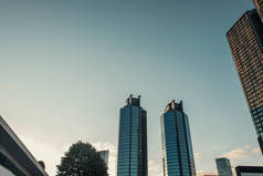 在土耳其伊斯坦布尔，面对万里无云的天空，建造了一座现代的多层建筑