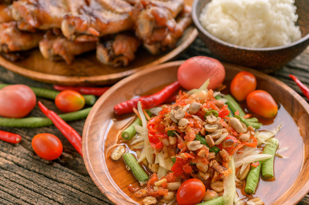 著名的泰国食品、 木瓜沙拉和烤的鸡 