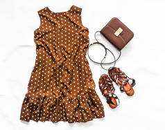 波尔卡无袖连衣裙,罗马皮鞋和女式夏装概念
