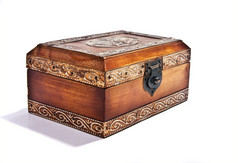 古色古香的雕花木制珠宝盒
