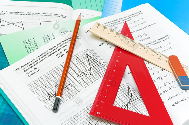 数学教材、 笔记本、 铅笔和尺子