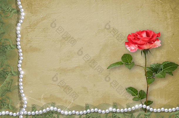 节日卡片与珍珠和美丽的红玫瑰花束在绿纸背景上, 为祝贺或邀请
