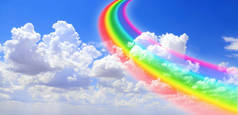 蓝天白云,彩虹五彩斑斓.带彩虹的水平夏季自然横幅