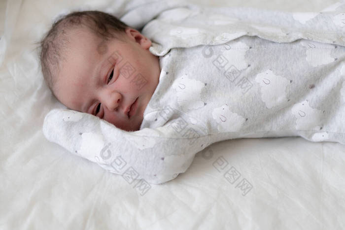 刚出生的婴儿在出生的头几分钟睁大眼睛躺在