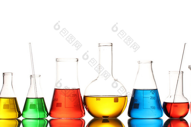 <strong>不</strong>同实验室玻璃器皿与颜色液体和孤立在白色的反射