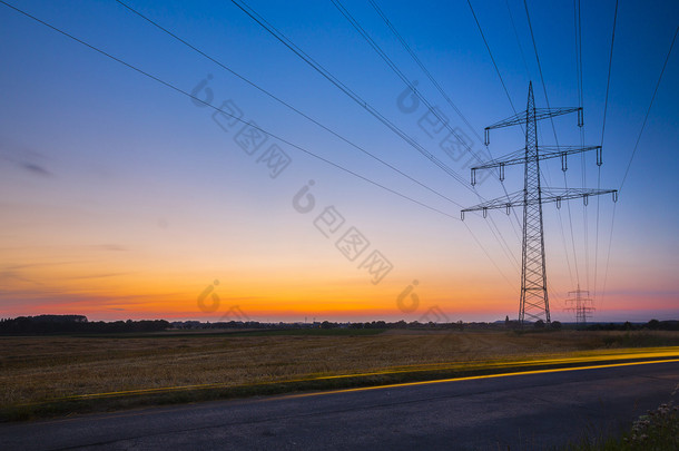 电力杆日落长时间曝光高电压电力电力能源黄昏