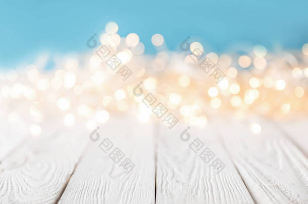 白色木质表面的明亮的模糊的光, 圣诞节纹理