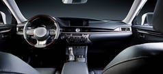 深色豪华轿车内置方向盘,换档杠杆和仪表盘.车在里面米色舒适座椅，方向盘，仪表盘，气候控制，速度计，显示器.