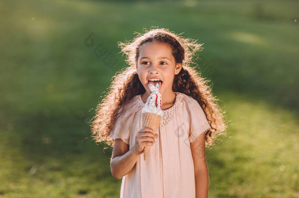 女孩舔冰激淋