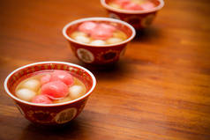 汤圆或汤圆（中国甜汤）是由糯米制成的中国甜食 