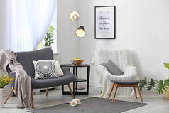 典雅的客厅内饰与舒适的沙发和扶手椅