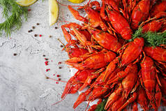 螯 虾。红煮 crawfishes 在餐桌上的质朴风格, 特写。龙虾特写。边界花样。顶部视图