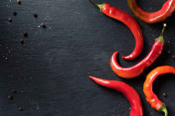 红色有机辣椒在黑色表面上的升高视图
