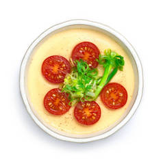 蒸蛋日本食品融合风格装饰雕刻的番茄和春葱食品菜肴都可以吃或清洁食品健康饮食高瞻远瞩