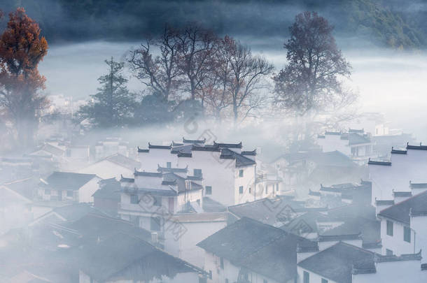 中国传统村庄在清晨, 美丽的武源景观在深秋