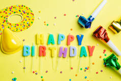 生日概念-蜡烛与信件愉快生日和五彩纸屑
