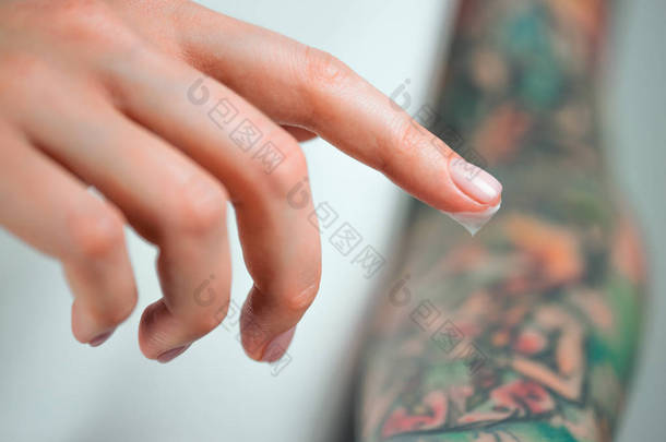 手指在皮肤上涂上奶油。特写