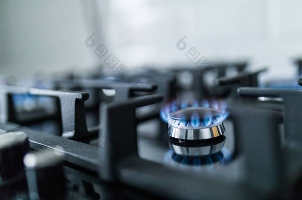 带燃烧气环的炊具。带蓝色火焰的燃气灶.