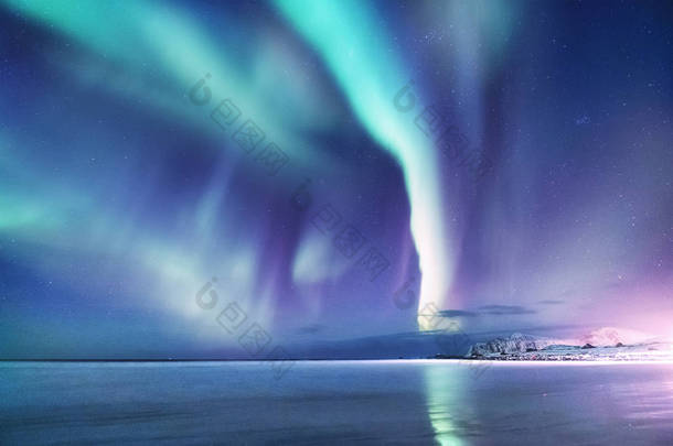 罗弗敦群岛上的北极极光, 挪威。山上的绿色北极光。夜空中的极地灯光。夜间冬季景观与极光和<strong>倒影</strong>在水面上。自然背景在挪威
