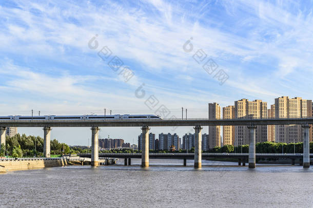 <strong>长春</strong>伊通江高架桥与高速铁路景观 