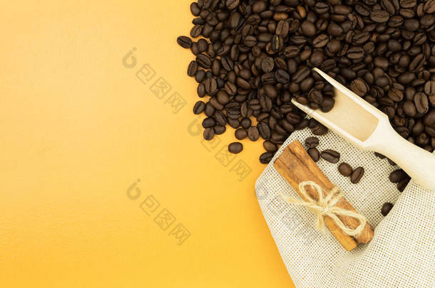 把咖啡豆撒在黄色的背景上.用散落在桌子表面的咖啡豆制成的文字框架
