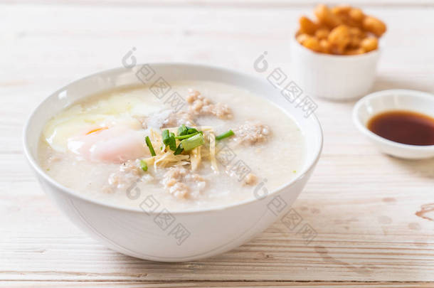 粥与碎猪肉碗-亚洲早餐风格