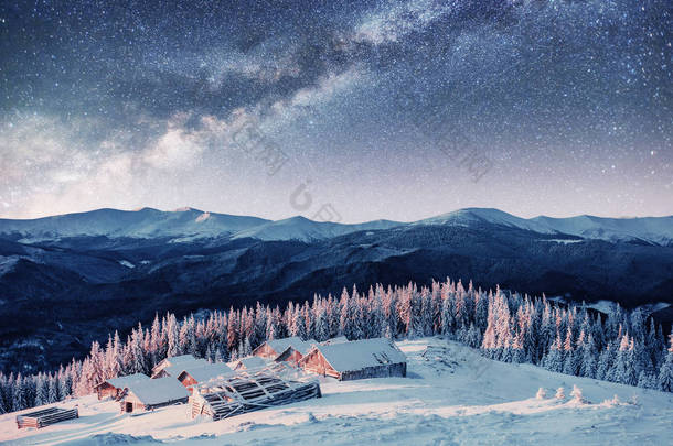 晚上在山下的星星下的小屋。喀尔巴阡山, 乌克兰, 欧洲