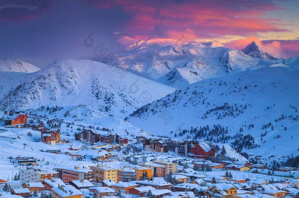 众所周知的冬季运动和旅行地点。<strong>法国</strong>华兹阿尔卑斯山冬季滑雪场，日落五彩缤纷，高山繁茂