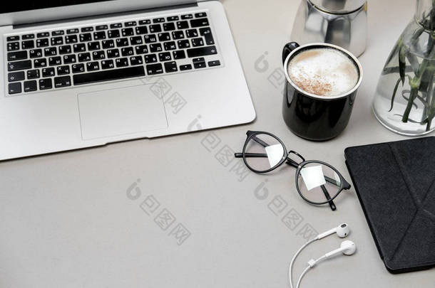 工作空间表与笔记本电脑, 电话和咖啡的灰色背景。顶部视图, 平躺