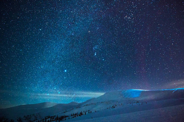 在蓝色的薄雾中闪耀的星空