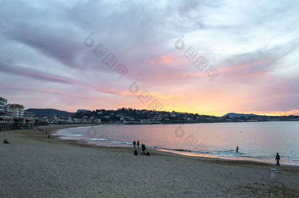 圣琼 · 德 · 卢斯（Sant Joan de Luz），法国：位于比斯开湾的大西洋上的一个风景如画的村庄。 阿基坦港西班牙边境前的最后一个港口 海盗的古老泊位，现在是一个美丽的旅游胜地，空气<strong>清爽</strong>，