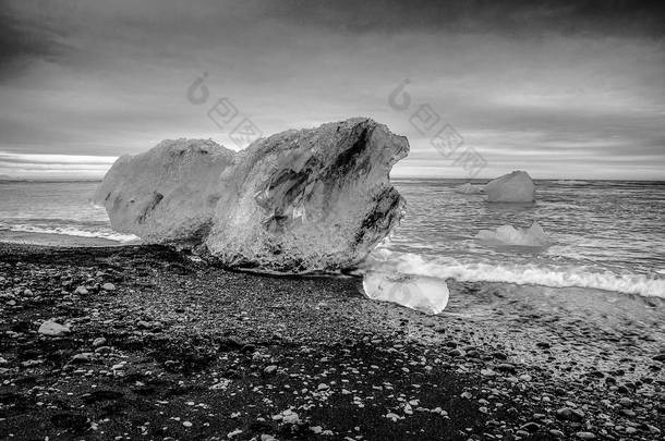 冰岛海滩上的冰川。黑白照片.