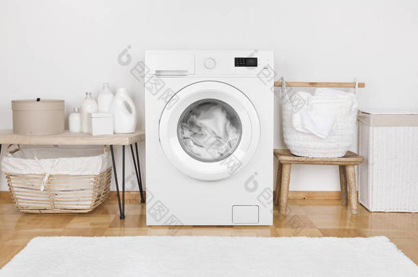 带现代洗衣机和洗衣篮的室内客厅