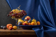 还带着水果和酒瓶过着平静的生活.苹果、梨、李子、葡萄和油桃