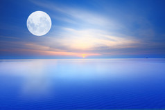 超现实主义满月在 sunsrise 蓝色大海和天空