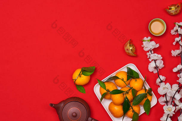 庆祝中国农历新年背景与橙色水果军舰、 红包和美丽绽放.
