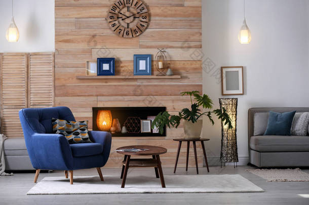 舒适的家具公寓与利基在木墙和扶手椅。室内设计