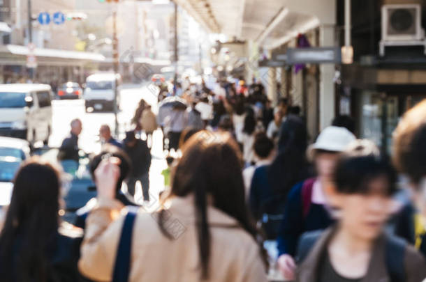 走在大街的人行道上城市的城市生活方式的人 