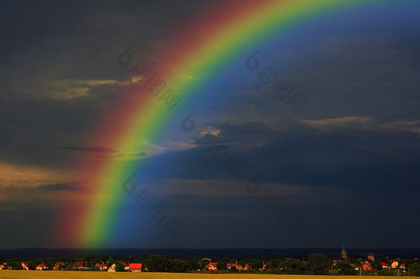 在村庄雨后的彩虹