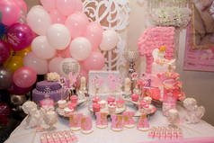 在快乐的啤酒派对上，在粉红色的桌子上吃甜食.