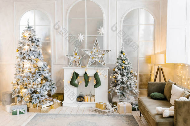 明亮舒适的客厅，有一棵巨大而优雅的<strong>圣诞</strong>树，装饰着<strong>圣诞</strong>