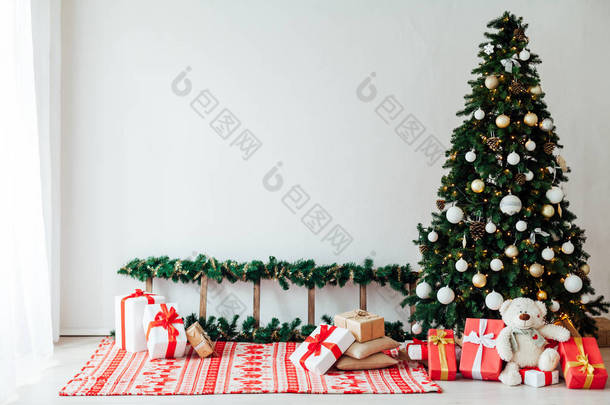<strong>圣诞装饰</strong>为圣诞树配备了礼物，作为新年贺卡的背景