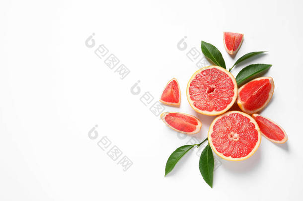 <strong>葡萄柚</strong>和叶子在白色背景，顶视图。柑橘类水果