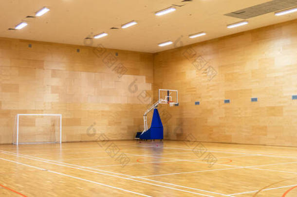 空旷的现代篮球场或室内足球场的内部